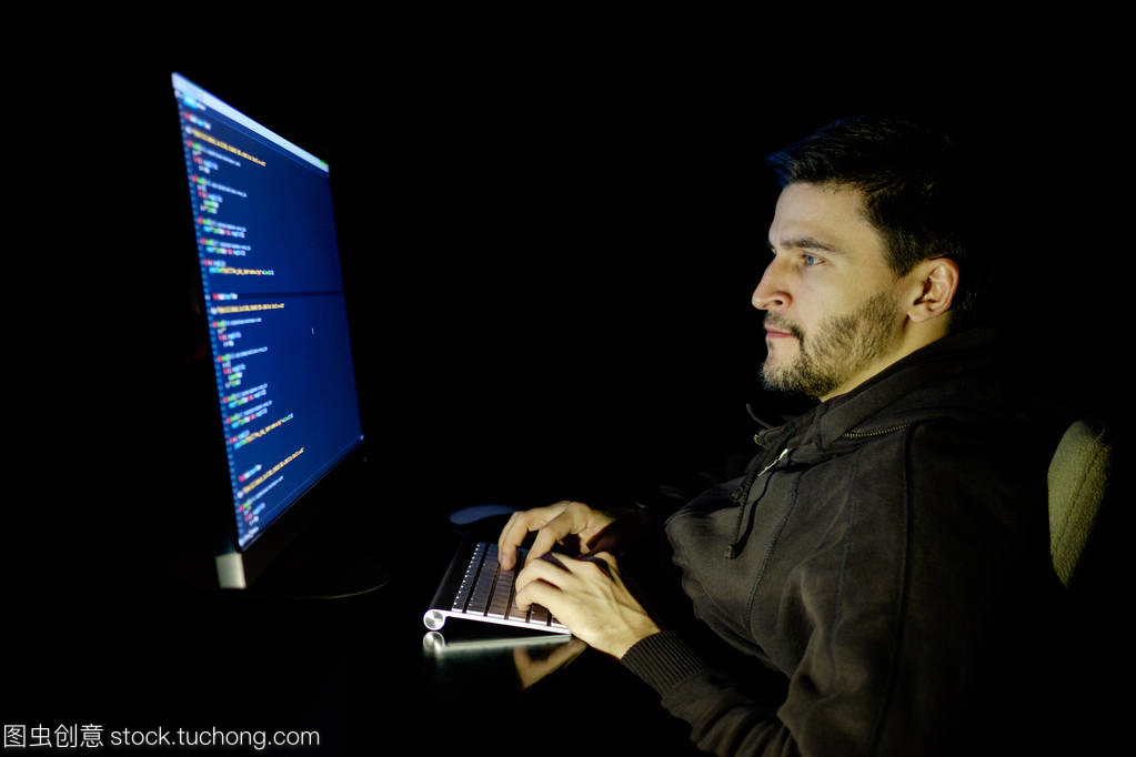 軟件開發(fā)人員計(jì)算機(jī)在黑暗的家庭辦公室